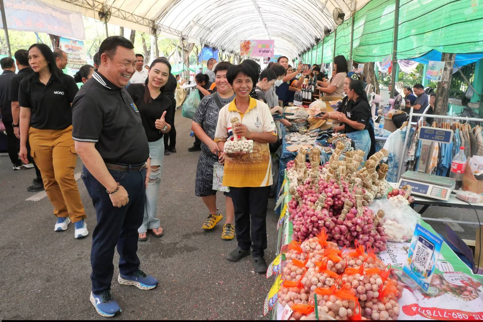 title - เลขาธิการ ส.ป.ก. เยี่ยมทักทายเกษตรกรและซื้อสินค้าในบรรยากาศวันสุดท้ายของการออกร้านขายสินค้า จากเขตปฏิรูปที่ดิน ส่งท้ายงานครบรอบ 51 ปี ส.ป.ก. ณ สำนักงานการปฏิรูปที่ดินเพื่อเกษตรกรรม